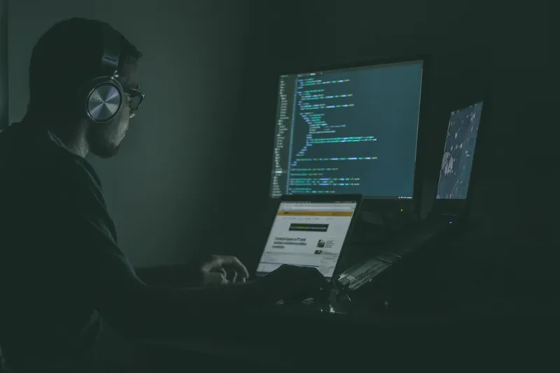Programador trabalhando em código